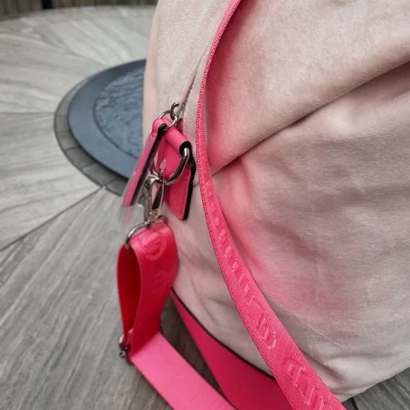 Juicy Couture Cream Canvas Travel Bag with Hot Pink Trim - Picture 5 of 10